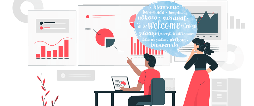 Duas pessoas analisando dados de negócios em um computador e quadro branco.